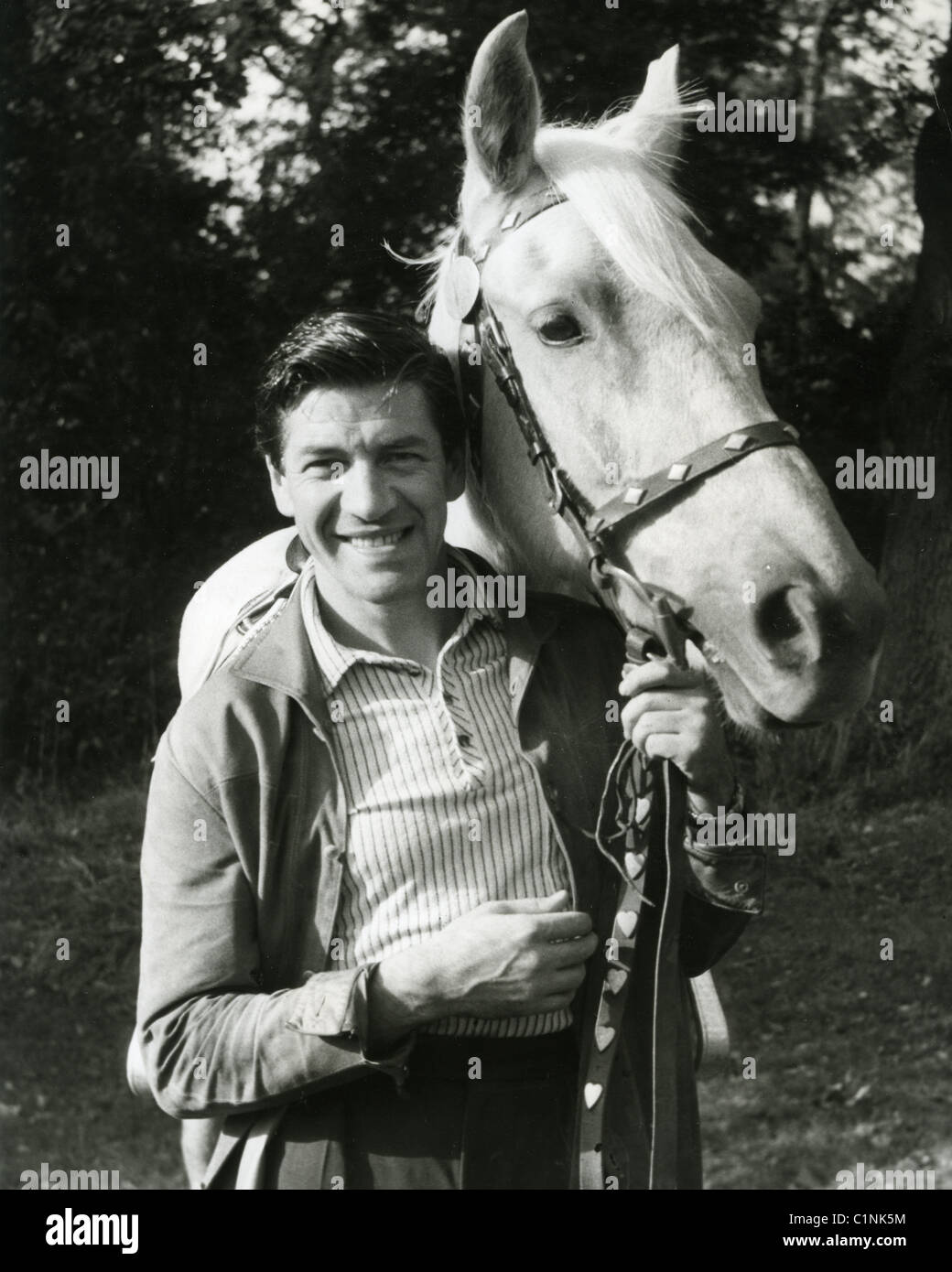 MICHAEL HOLLIDAY (1924-1963) UK cantante pop a sua Surrey home con il cavallo Palamino ombra ha comprato per sua moglie Shirley Foto Stock