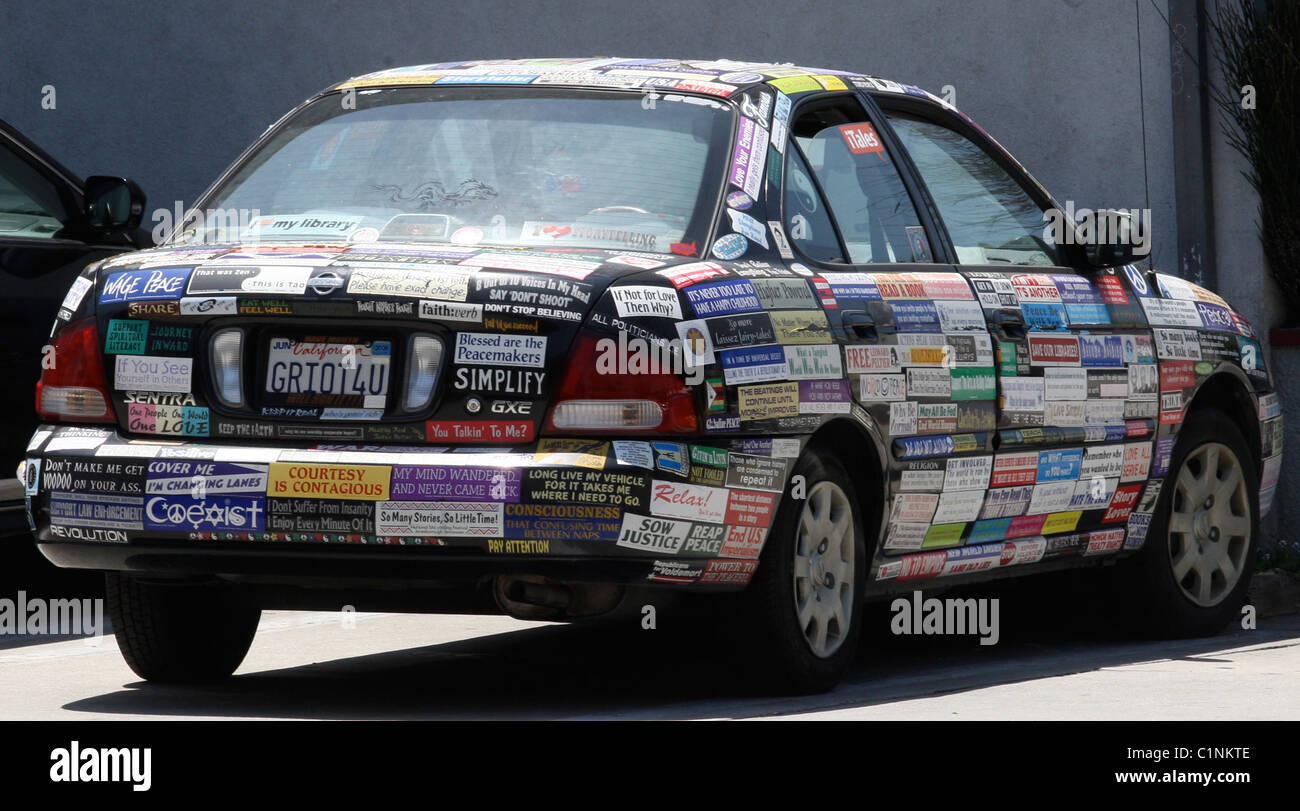 La mia altra vettura è normale! Questo ragazzo è chiaramente auto-azy circa adesivi per paraurti... Un automobilista in Los Angeles diventa capi dovunque egli Foto Stock