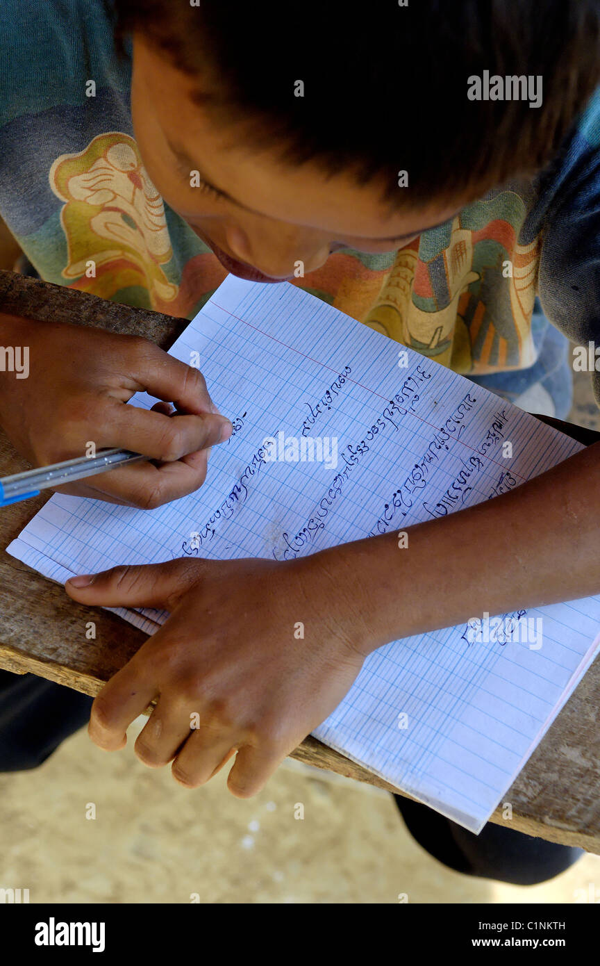 Laos, Oudomxai provincia, Kamu gruppo etnico villaggio nelle vicinanze di Pakbeng, scuola per bambini writting Foto Stock