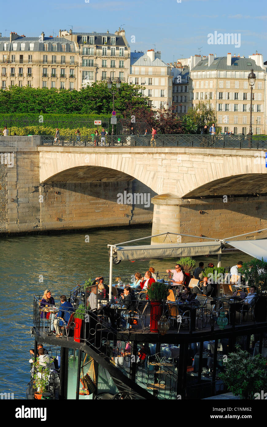 Francia Paris rive della Senna elencati come patrimonio mondiale dall' UNESCO ristorante boat Quai de Montebello Pont de l'Archeveche Foto Stock