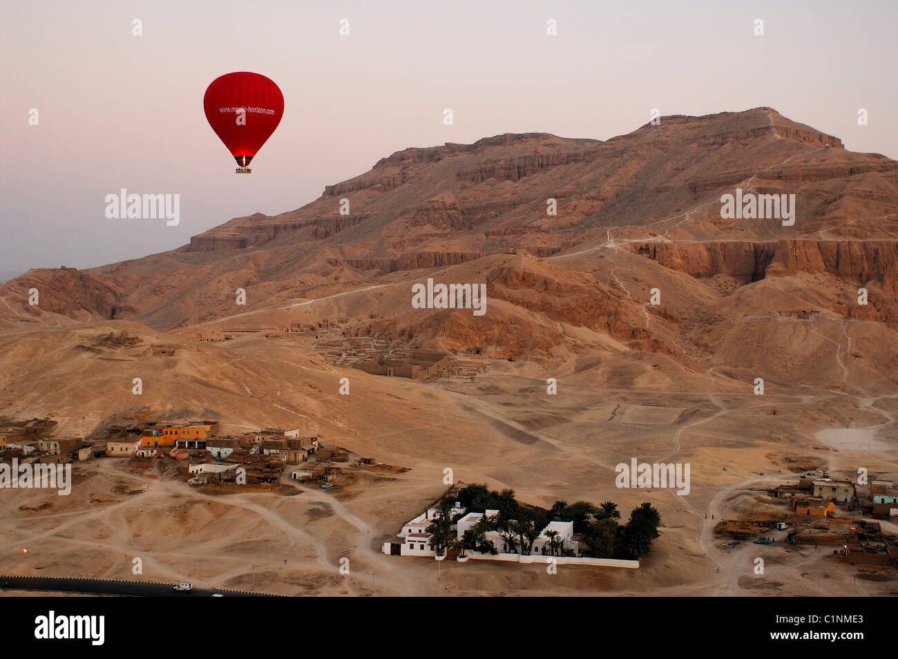 Egitto Luxor, aria calda di ballon oltre i monumenti funerari sulla riva occidentale (vista aerea) Foto Stock