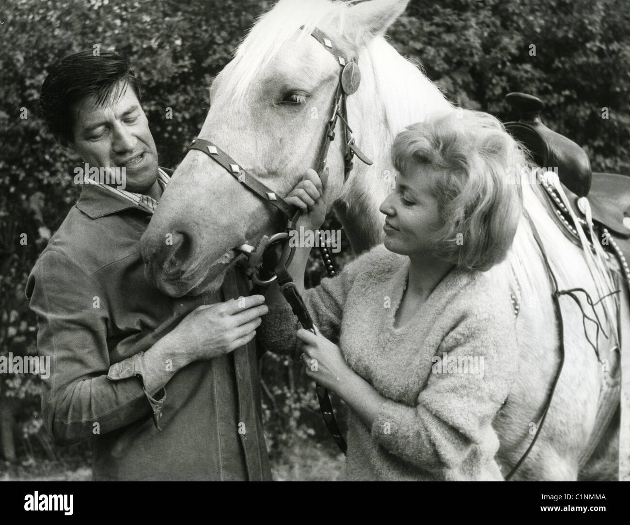 MICHAEL HOLLIDAY (1924-1963) UK cantante pop con la moglie Shirley e cavallo Palamino ha acquistato per la sua a loro Surrey home Foto Stock