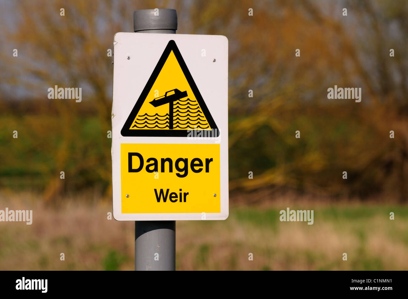 Pericolo Weir segno di avvertimento da parte del fiume Cam, Haslingfield, Cambridgeshire, England, Regno Unito Foto Stock