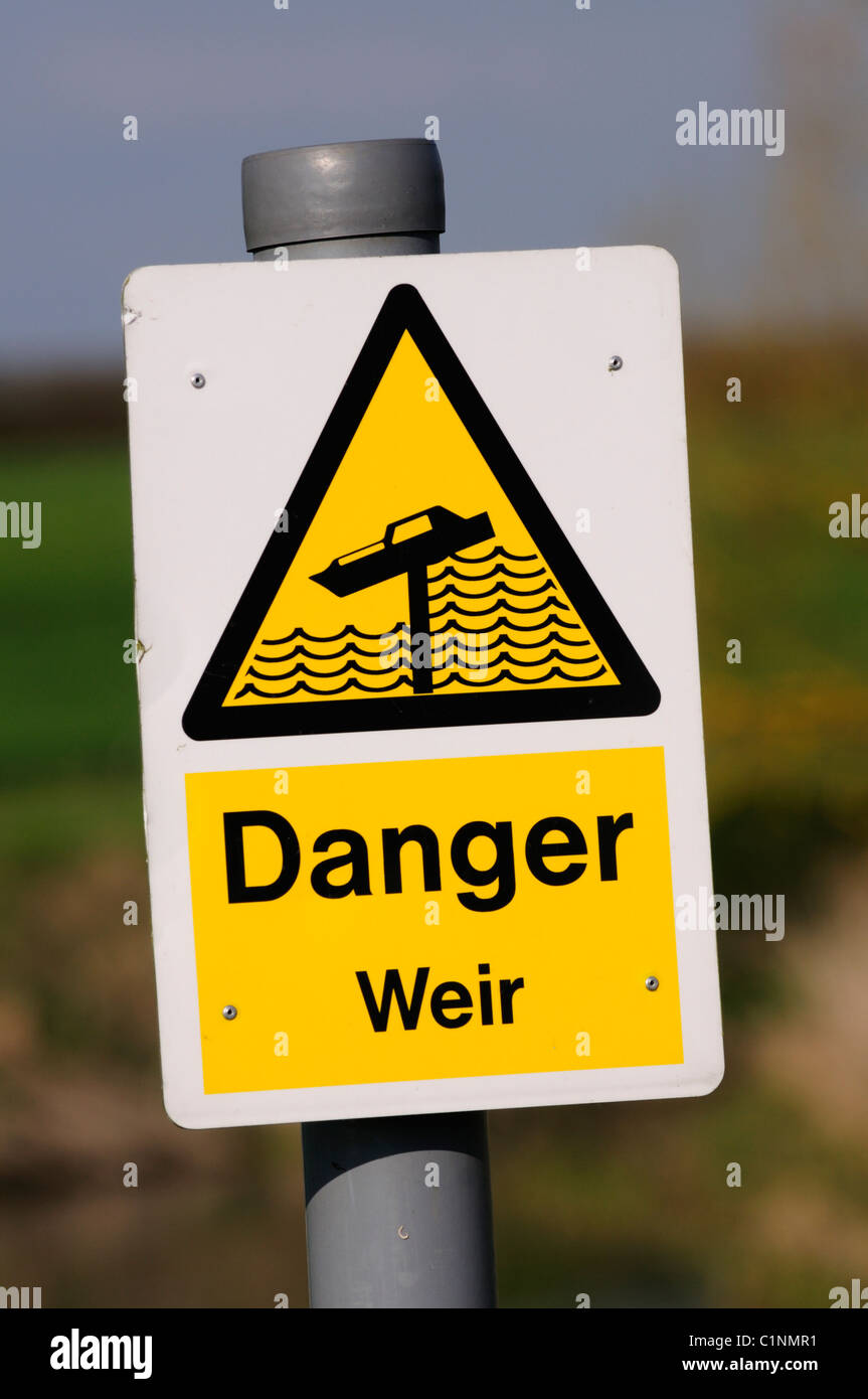 Pericolo Weir segno di avvertimento da parte del fiume Cam, Haslingfield, Cambridgeshire, England, Regno Unito Foto Stock