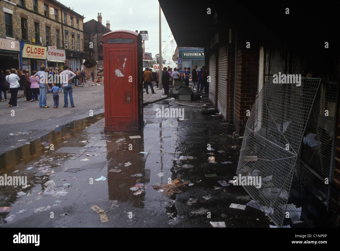 Toxteth Liverpool Lancashire 1981. Il giorno dopo una notte di disordini. Foto Stock