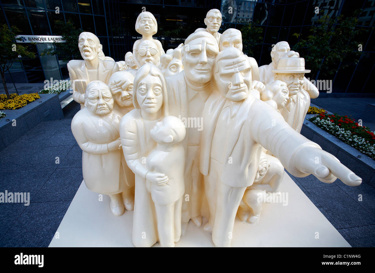 Canada Quebec, Montreal, Avenue McGill College, scultura la folla illuminato da Raymond Mas Foto Stock