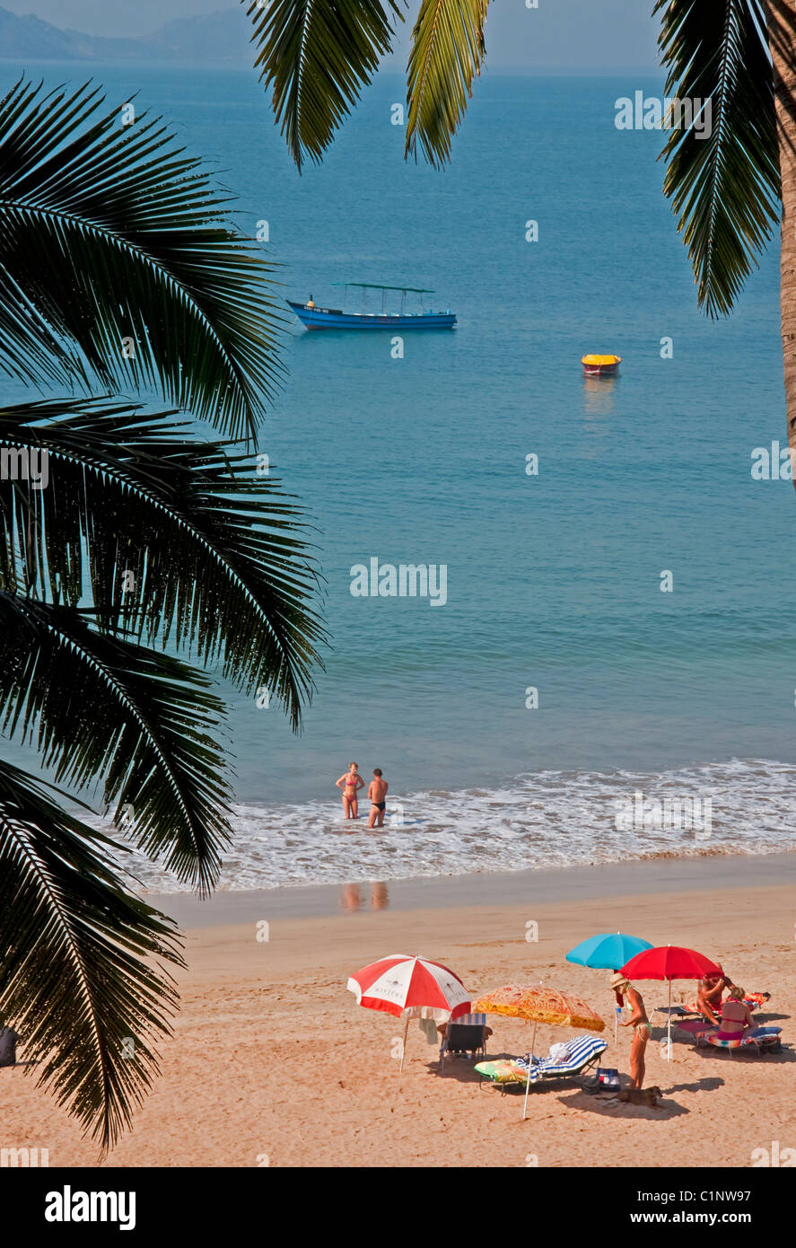 Spiaggia di un resort sulla baia Bogmalo in Goa. Foto Stock