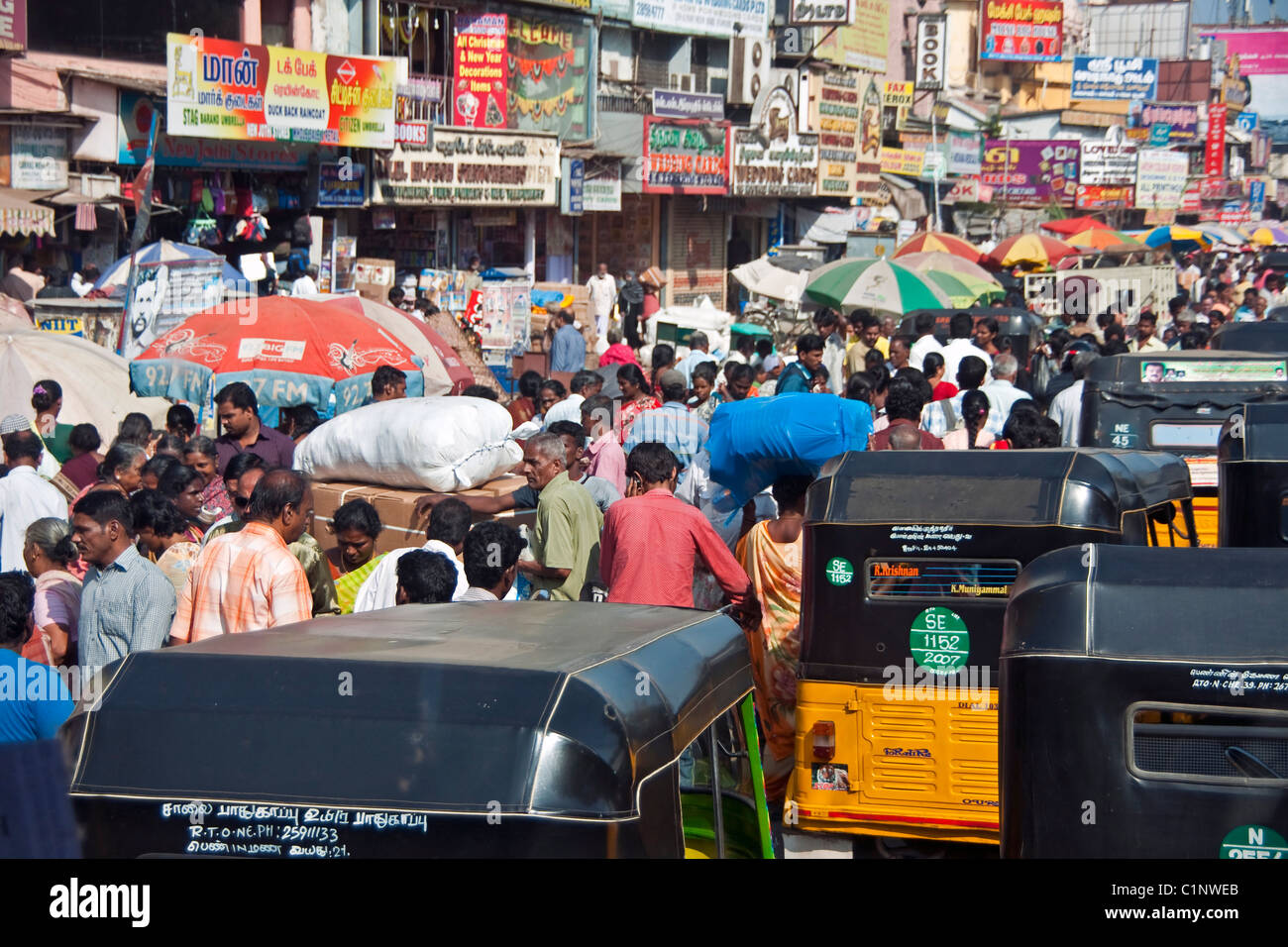Congestionata strada a Chennai, capitale del Tamil Nadu. Foto Stock