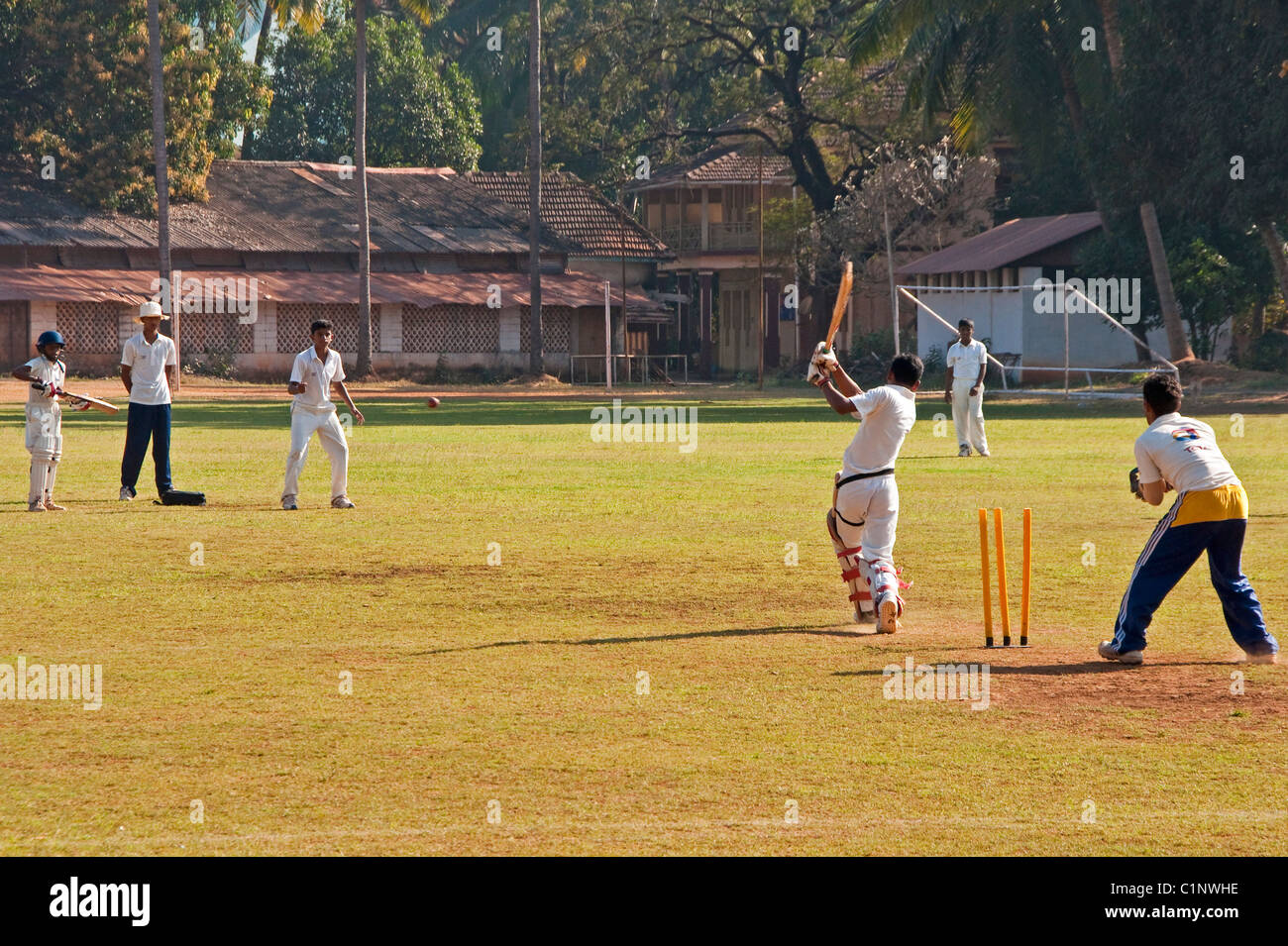 Scolari a giocare a cricket in Panaji, Goa. Foto Stock