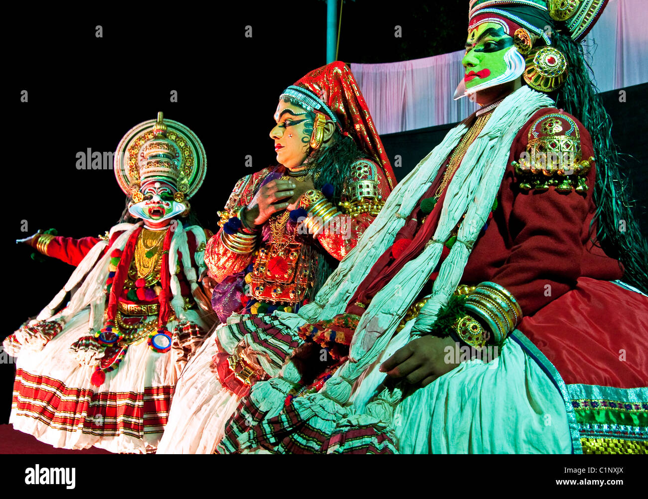 La stilizzata dance drama del Kathakali originato in che cosa ora è lo stato indiano del Kerala nel XVI secolo. Foto Stock