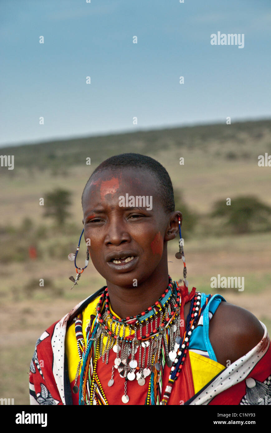 Masai donna che indossa abiti tradizionali, il Masai Mara, Kenya, Africa Foto Stock
