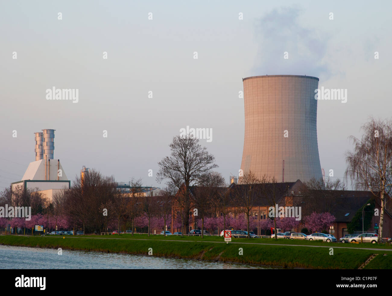 Cool-torre della società elettrica di Electrabel a Drogenbos (Brussels-Belgium) Foto Stock