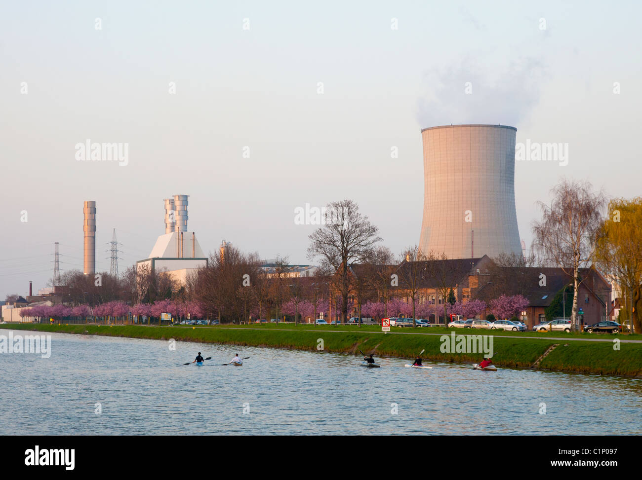 Cool-torre della società elettrica di Electrabel a Drogenbos (Brussels-Belgium) Foto Stock