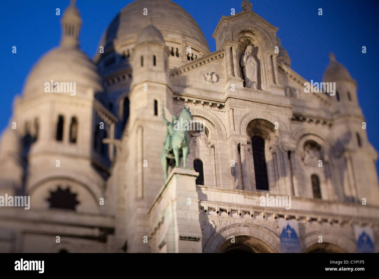 Basilica del Sacre Coeur chiesa del Sacro Cuore di Gesù a Parigi Francia famoso monumento europeo vista al tramonto Foto Stock