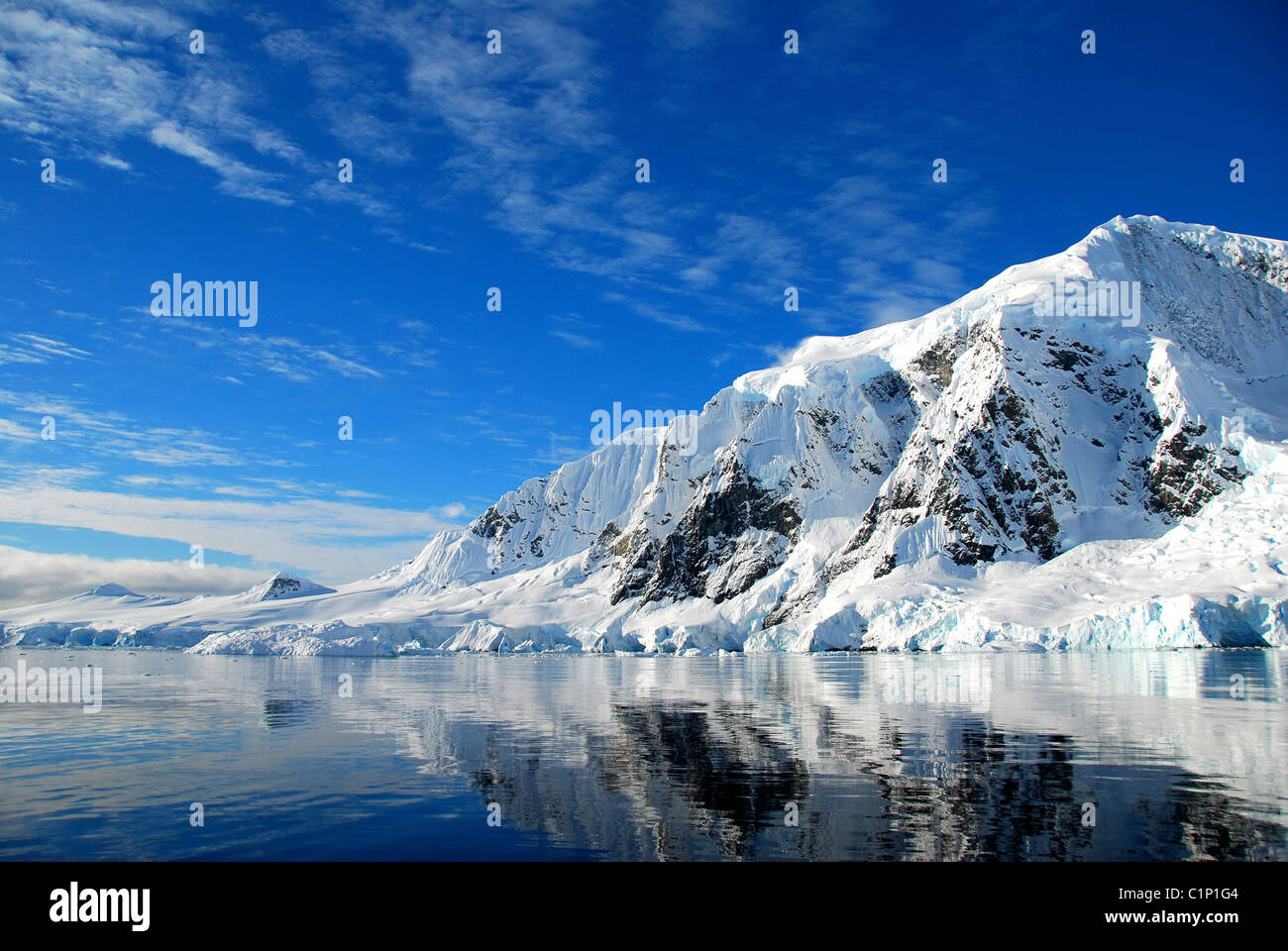 Paesaggio antartico con la riflessione in ocean Foto Stock
