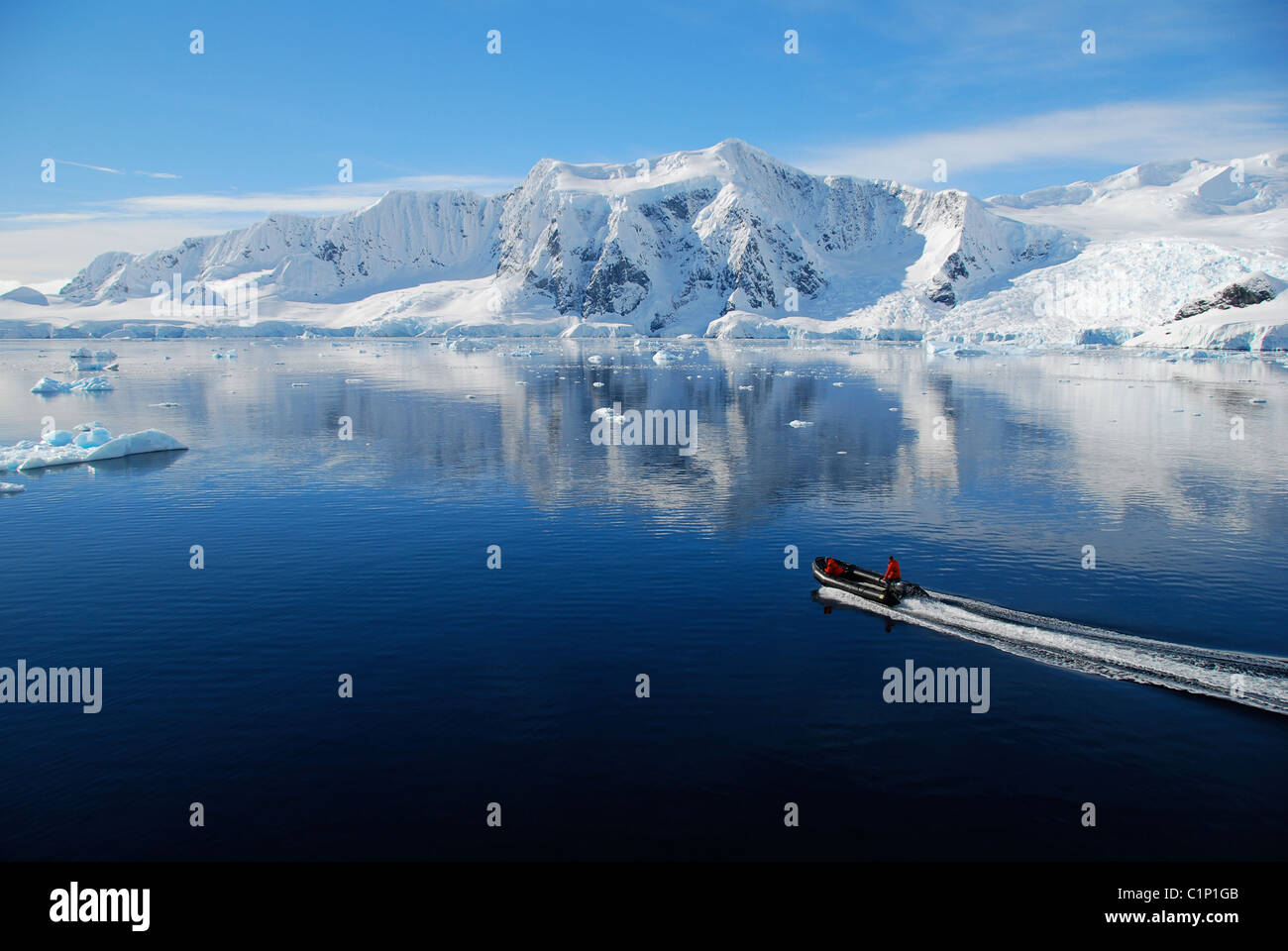 Tiny zodiac crociere in barca attraverso il paesaggio antartico Foto Stock