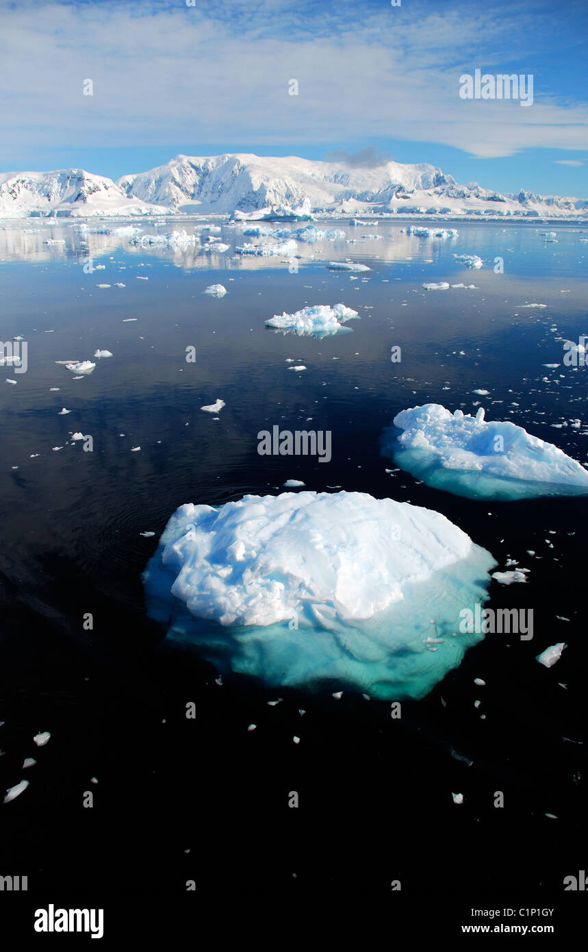 Verticale di iceberg nel paesaggio antartico Foto Stock