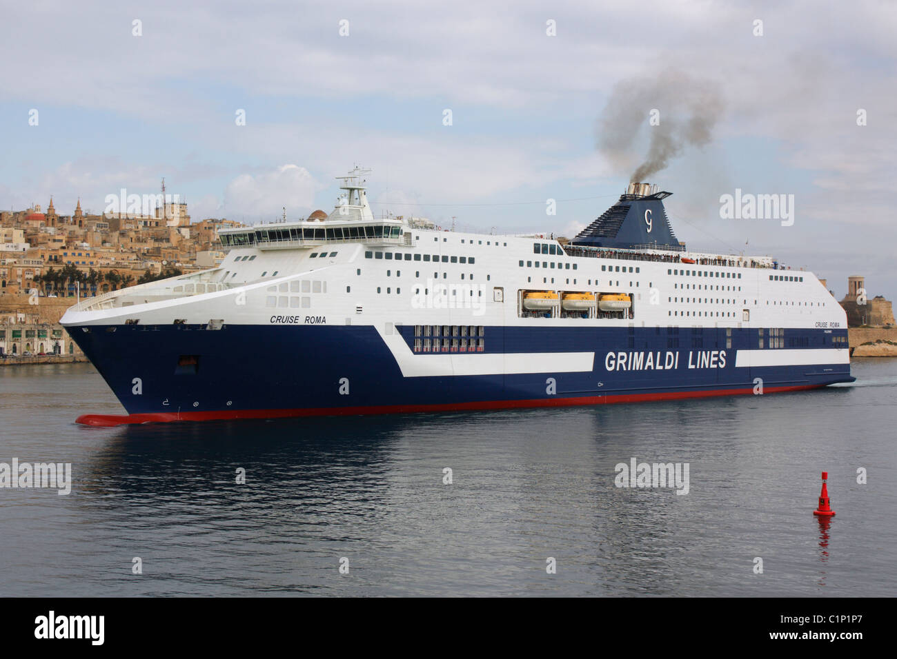 Il Grimaldi le linee di traghetto passeggeri Cruise Roma portando cinese 2.000 sfollati dalla Libia a Malta, 26 Febbraio 2011 Foto Stock