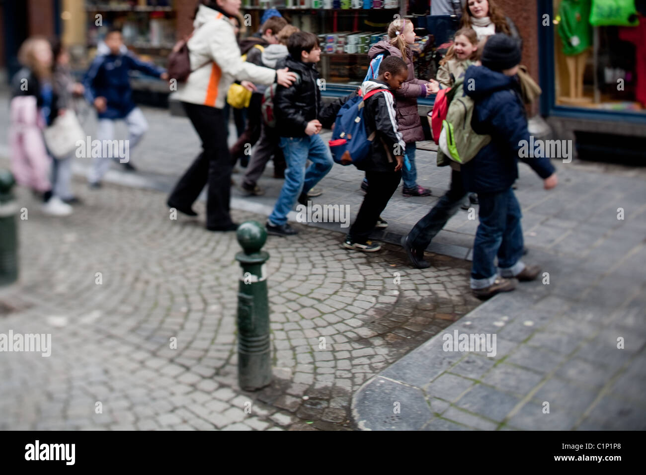 Un gruppo di bambini di scuola elementare a piedi durante un escursione fieldtrip in Bruxelles Belgio Foto Stock