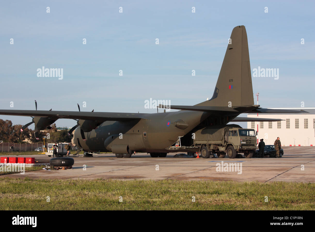 Royal Air Force Hercules C4 (C-130J) militari piano di trasporto scarico delle merci in Malta. Logistica e della catena di fornitura. Foto Stock
