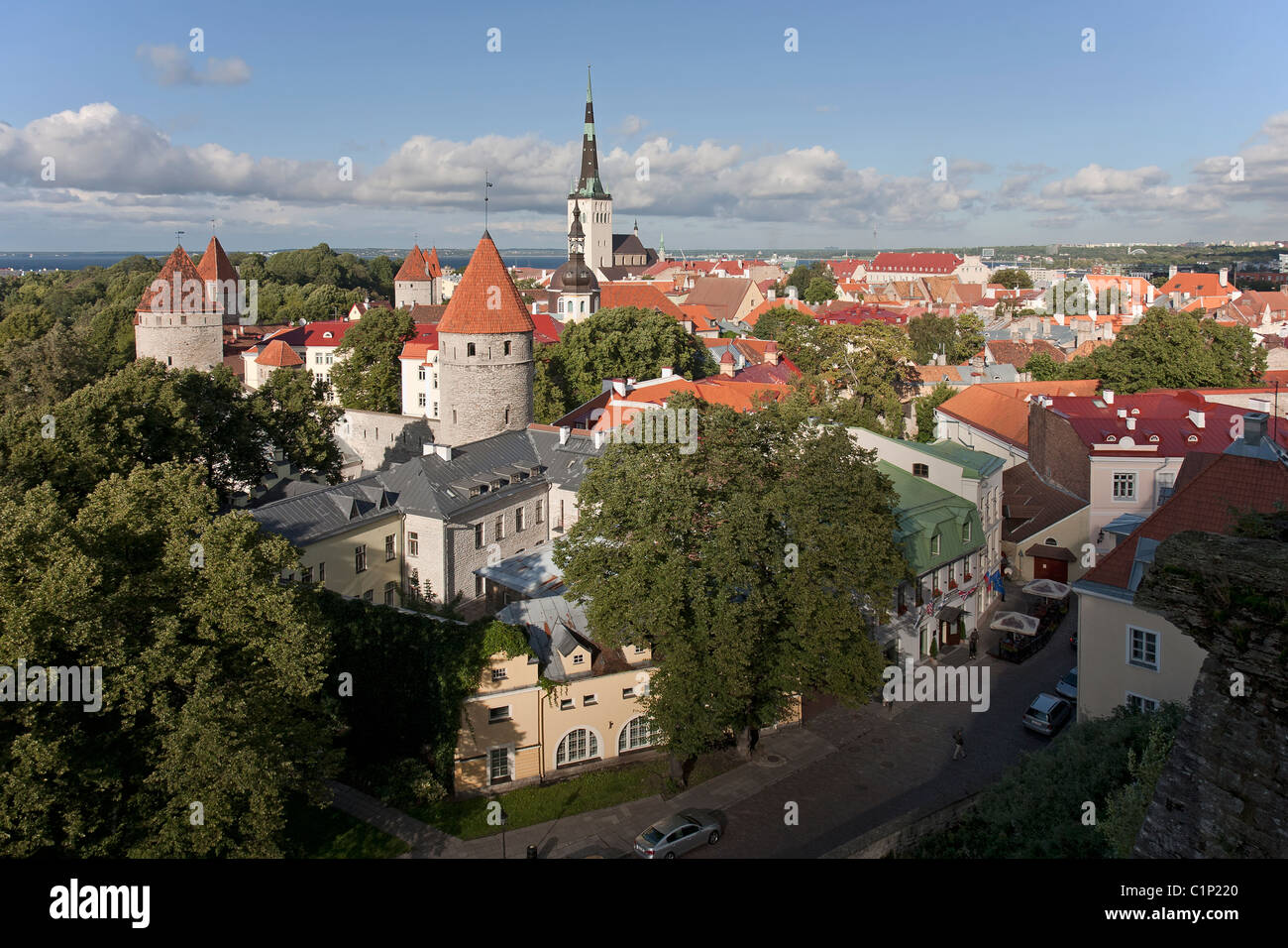Torri di vecchia Tallinn medievale Skyline Patkuli dalla piattaforma di visualizzazione, Estonia Foto Stock
