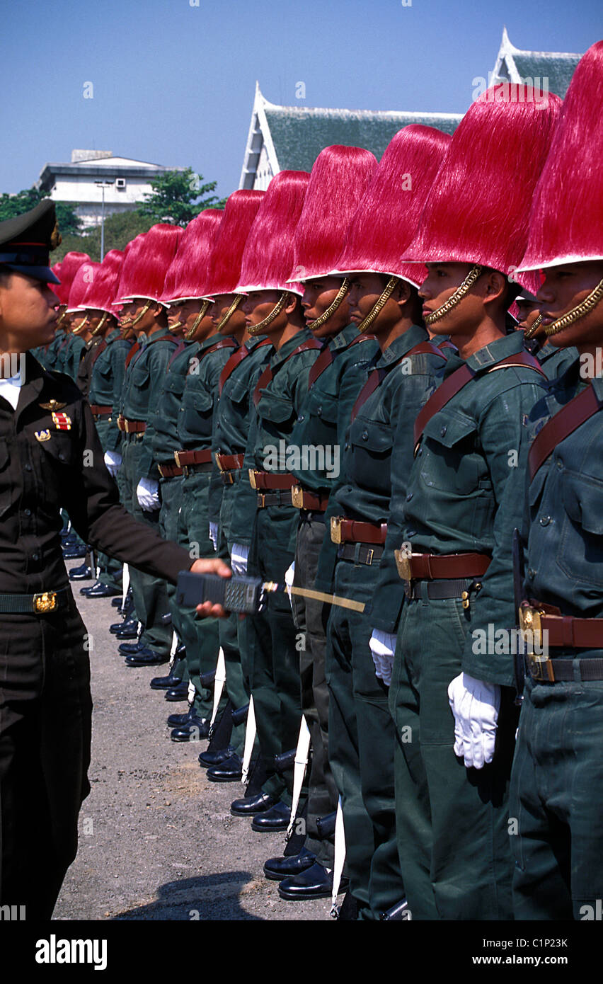Thailandia, Bangkok, parata militare nella parte anteriore del Wat Phra Kaew tempio Foto Stock