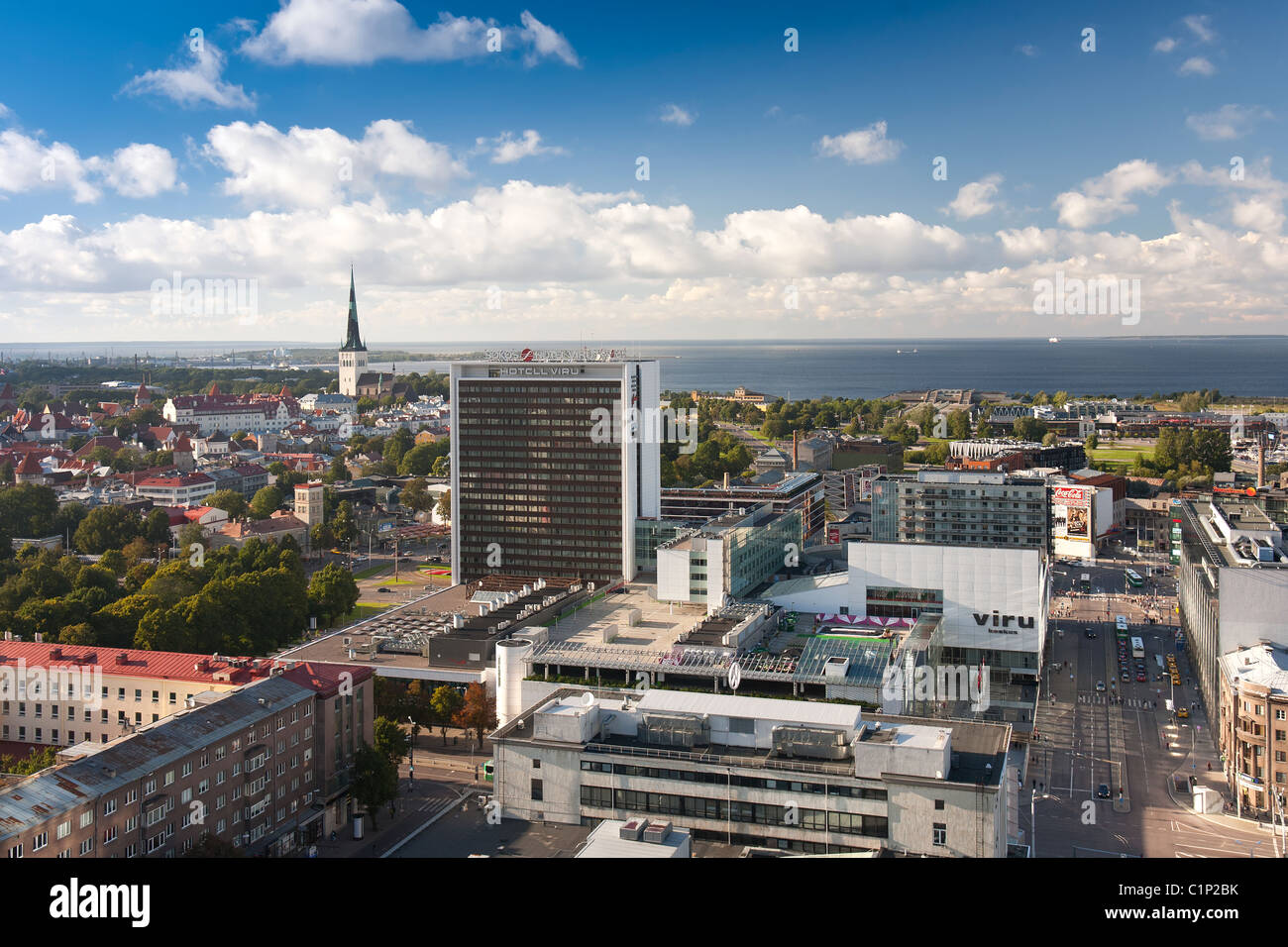 Il Sokos Hotel Viru e dello Skyline di Tallinn dal Radisson Hotel tetto, Estonia Foto Stock