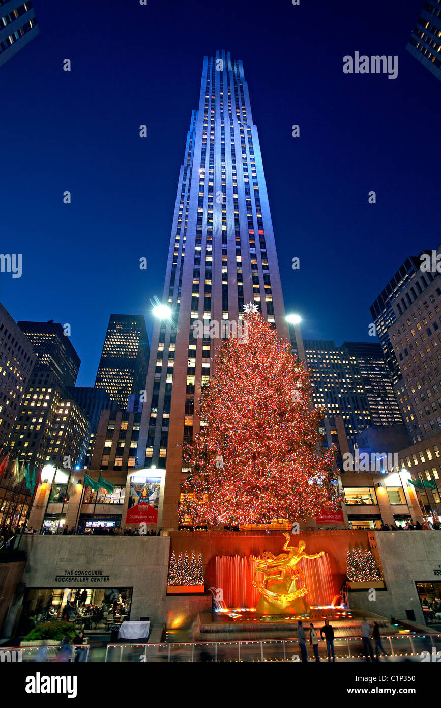 Stati Uniti, New York City, Manhattan, Rockefeller Center, la pista di pattinaggio su ghiaccio e il gigantesco albero di Natale Foto Stock