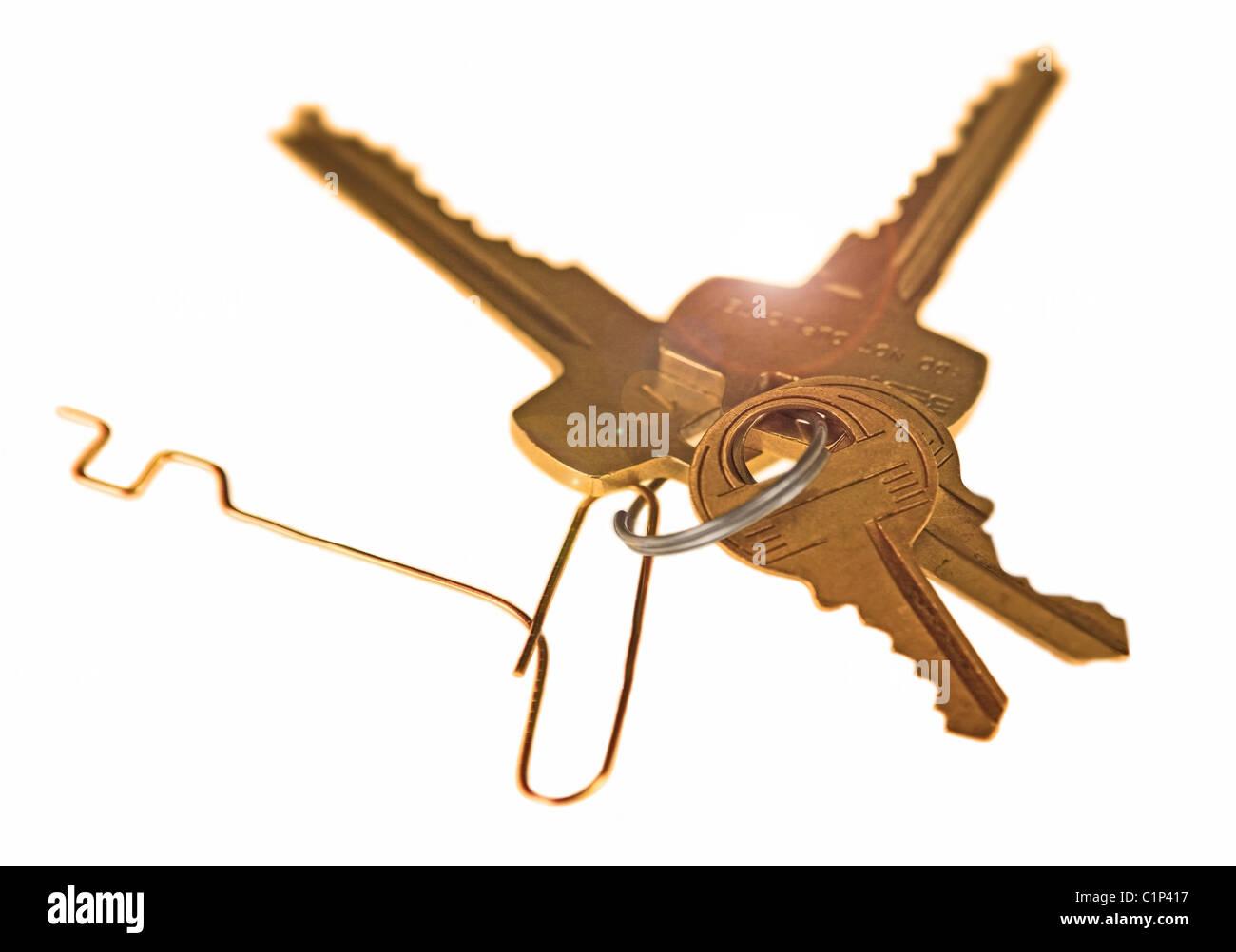 Portachiavi con un ladro la chiave realizzata a mano con un fermaglio per la carta per uso illegale. Isolato, copy-spazio. Foto Stock