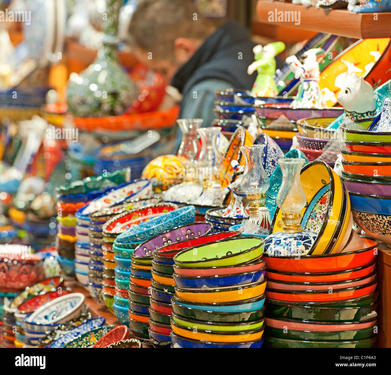 Decorate in stile ottomano di piastre in ceramica e ciotole in un mercato turco in stallo Foto Stock