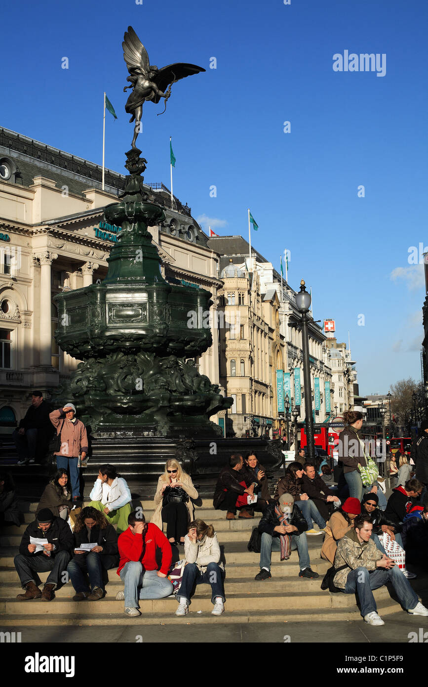 Regno Unito, Londra, Piccadilly Circus, la folla alla statua di Eros piedi Foto Stock