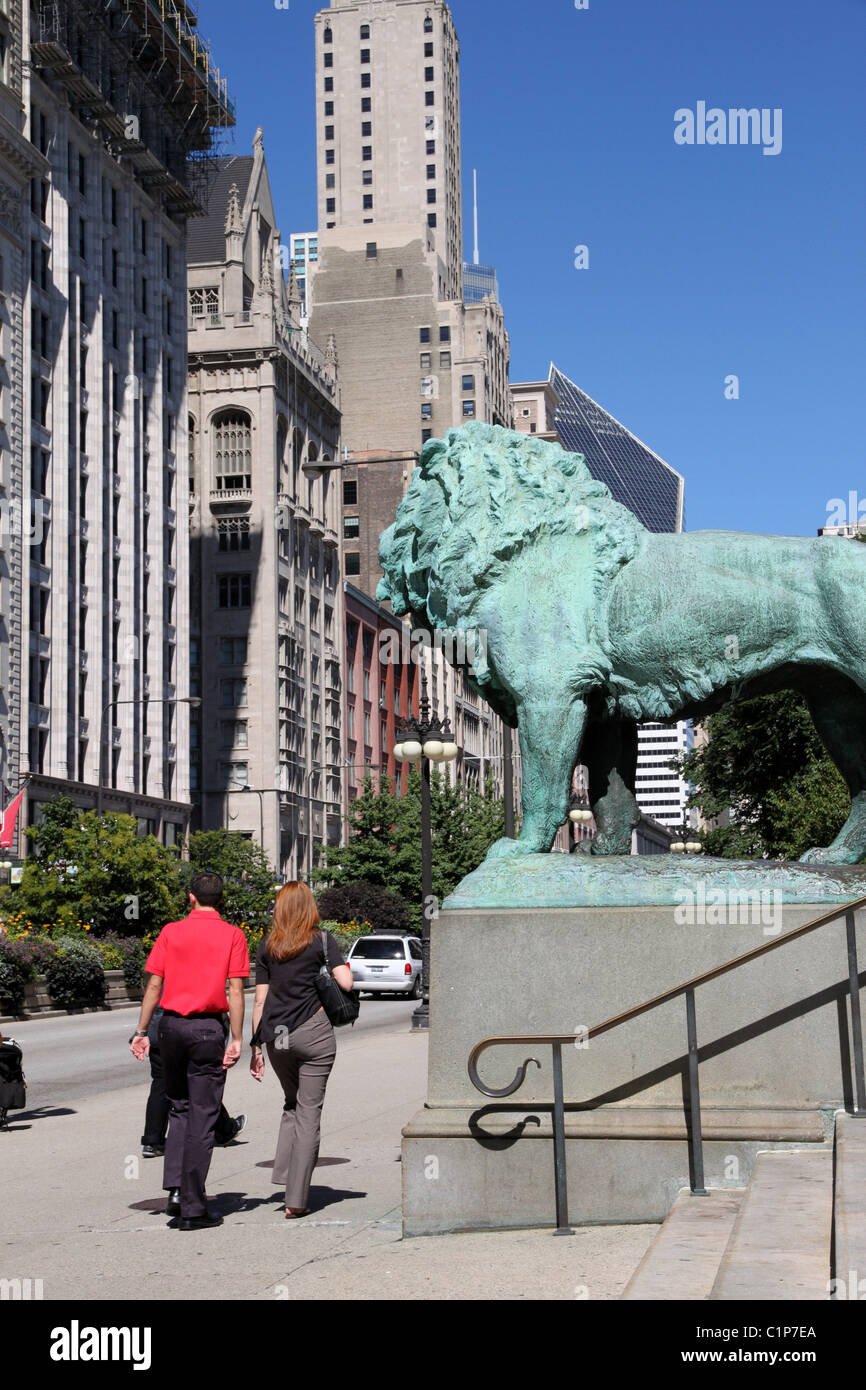 Chicago, giovane camminando passato Art Institute di Lion Foto Stock