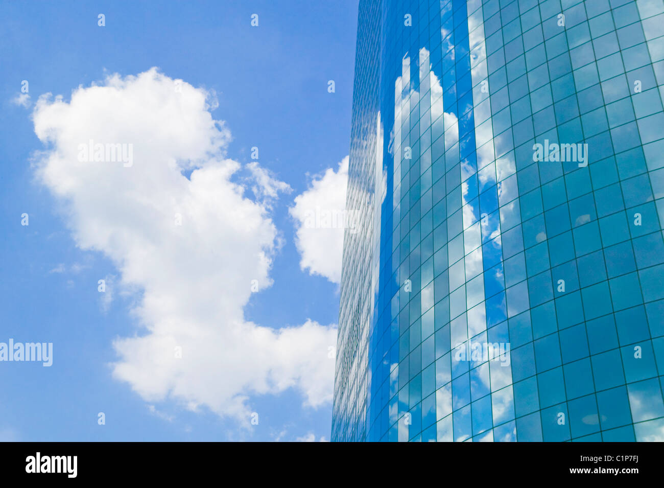 Il cloud e la riflessione sul Palazzo di Vetro Foto Stock