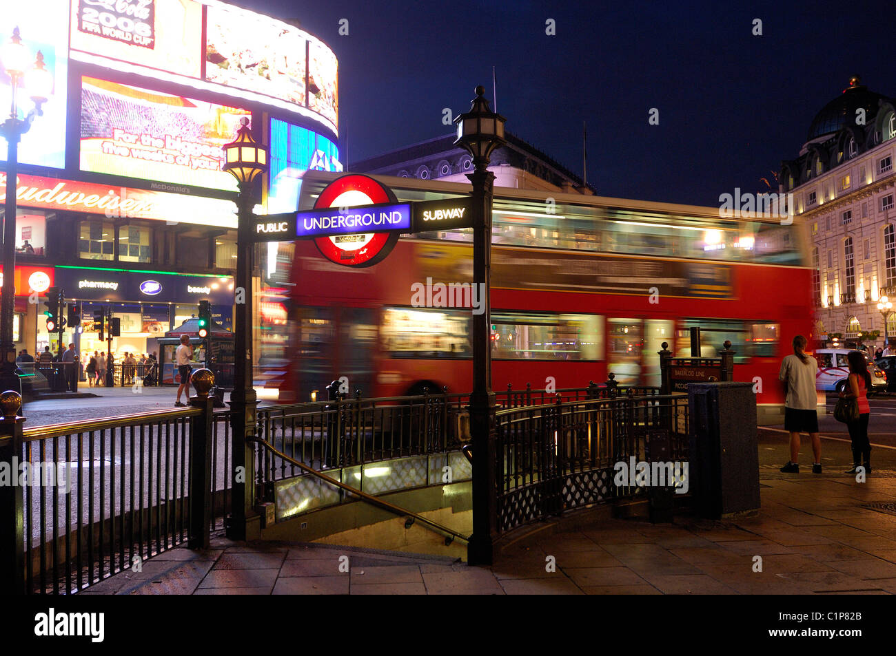 Regno Unito Londra Piccadilly Circus (Logo " Metro " registrato richiesta per autorizzazione necessaria prima di pubblicazione) Foto Stock