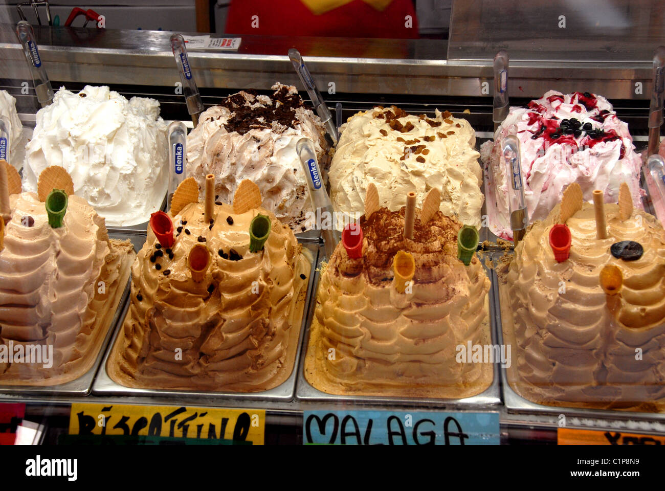Gelato in gelateria, gelateria, Sirmione sul Lago di Garda, Italia Foto Stock