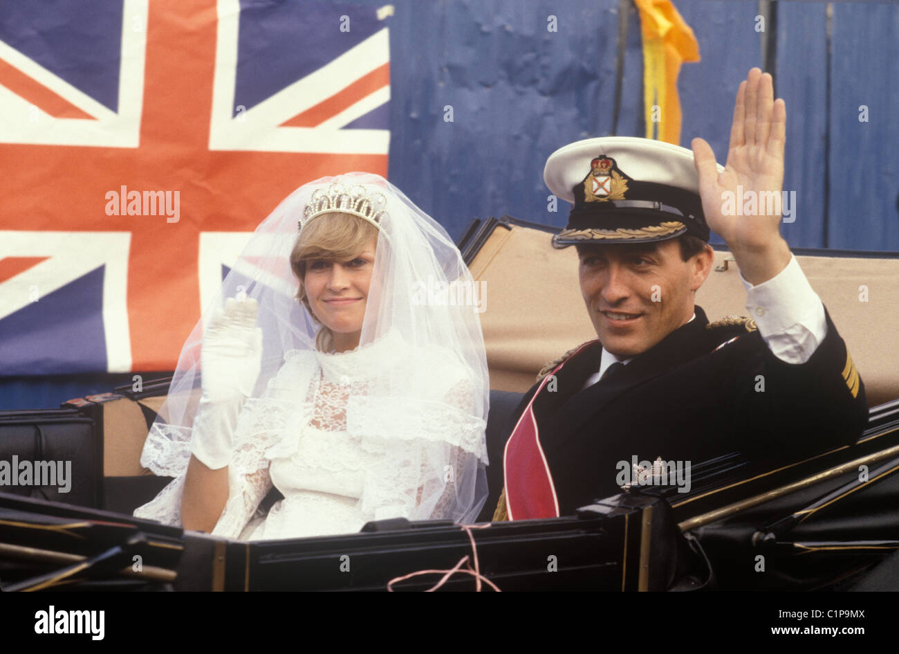 Guardiani reali, celebrità doppelgänger del principe Carlo e di Lady Diana Spencer nel giorno del loro matrimonio reale. Londra 29 luglio 1981 1980s UK HOMER SYKES Foto Stock