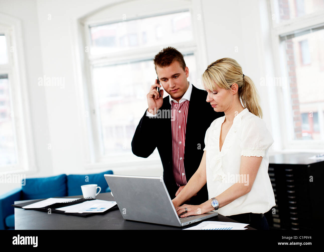 Imprenditore e della donna che lavorano in ufficio Foto Stock