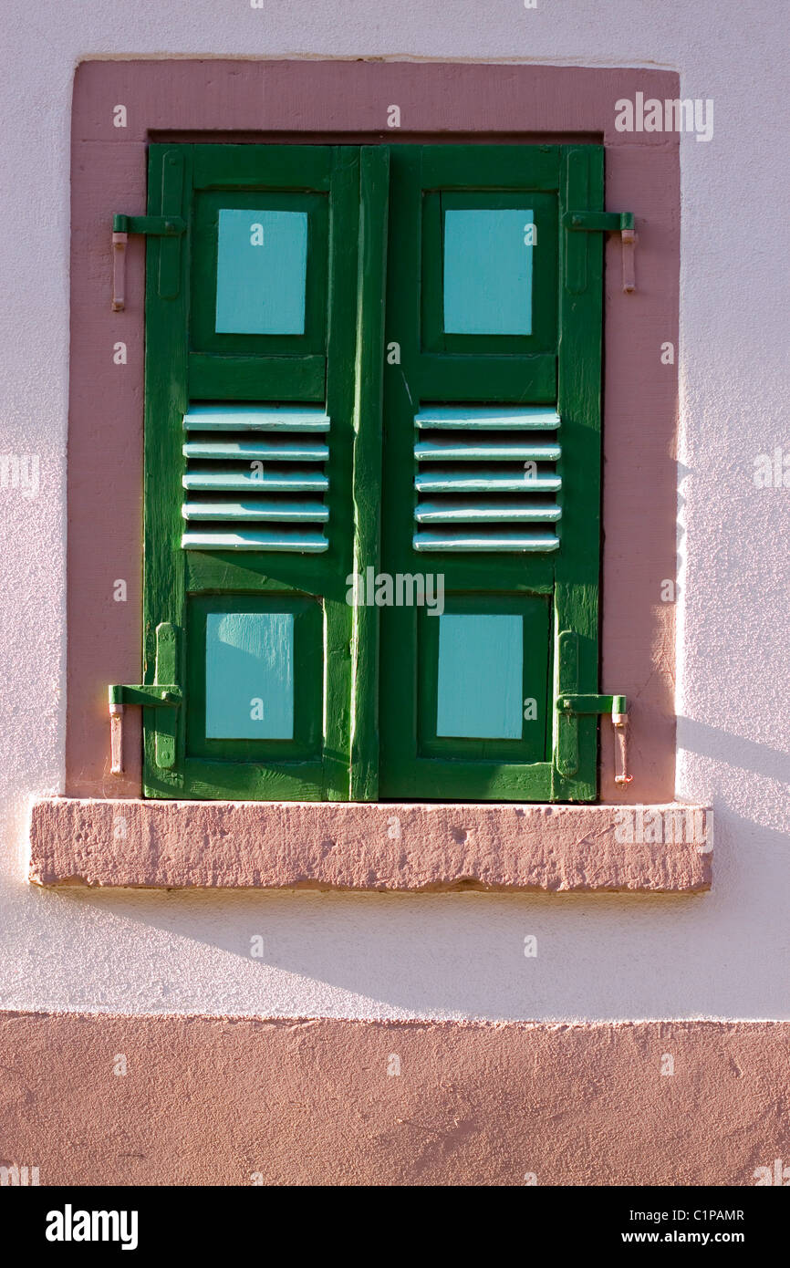 Germania, San Martino, le finestre chiuse con otturatori Foto Stock