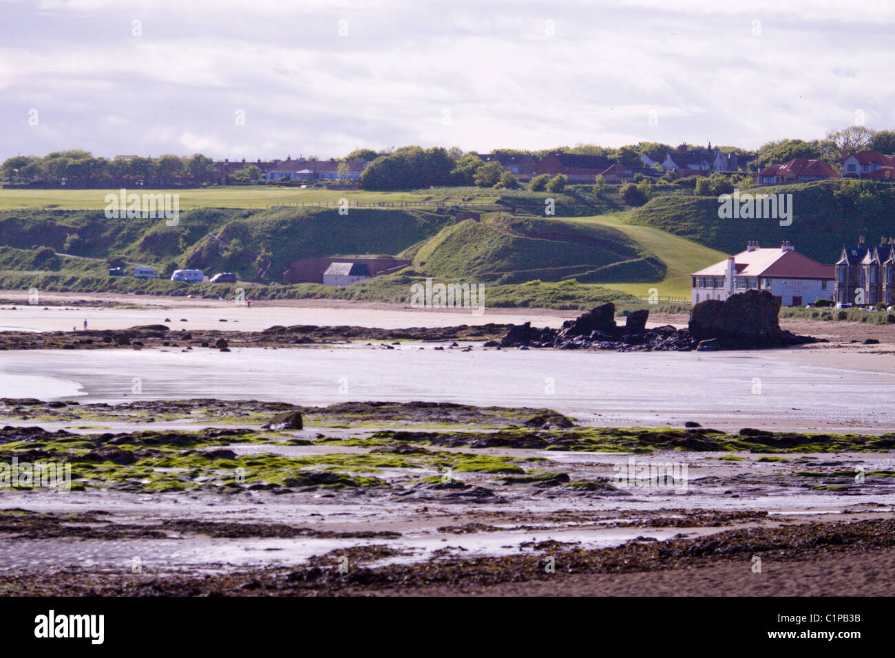 La Scozia, Lothian e frontiere, North Berwick, spiaggia con la bassa marea e il campo da golf Foto Stock