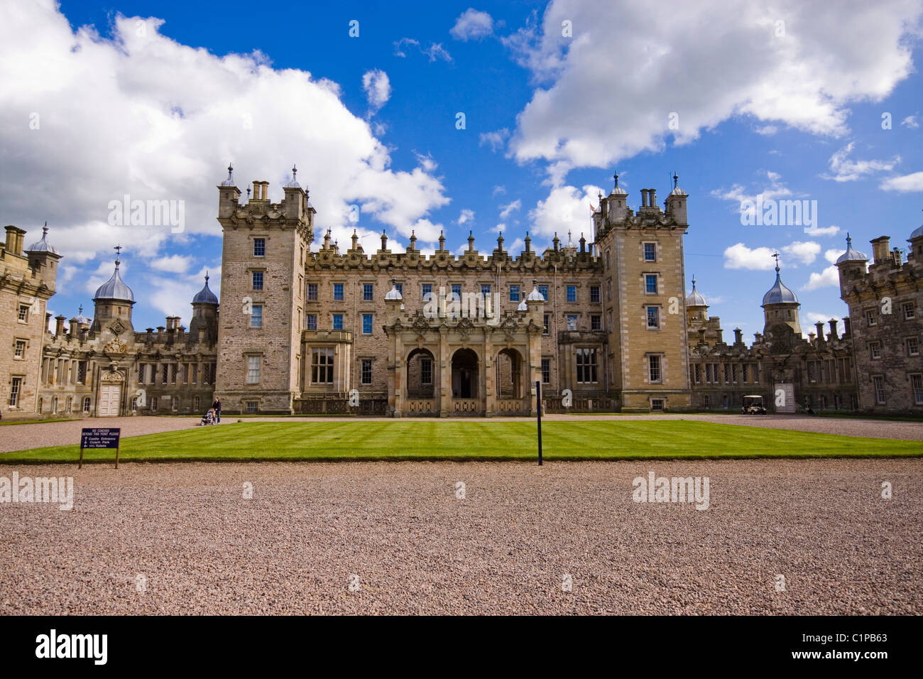 La Scozia, Lothian e frontiere, pavimenti Castello, facciata del castello con prato in primo piano, cielo blu e nuvole bianche al di sopra Foto Stock