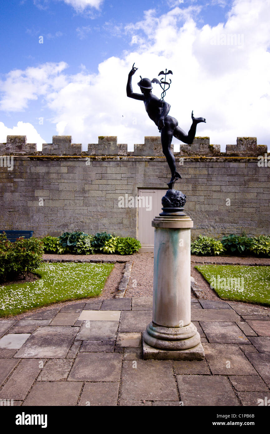 La Scozia, Lothian e frontiere, pavimenti Castello, statua di Hermes in giardino Foto Stock