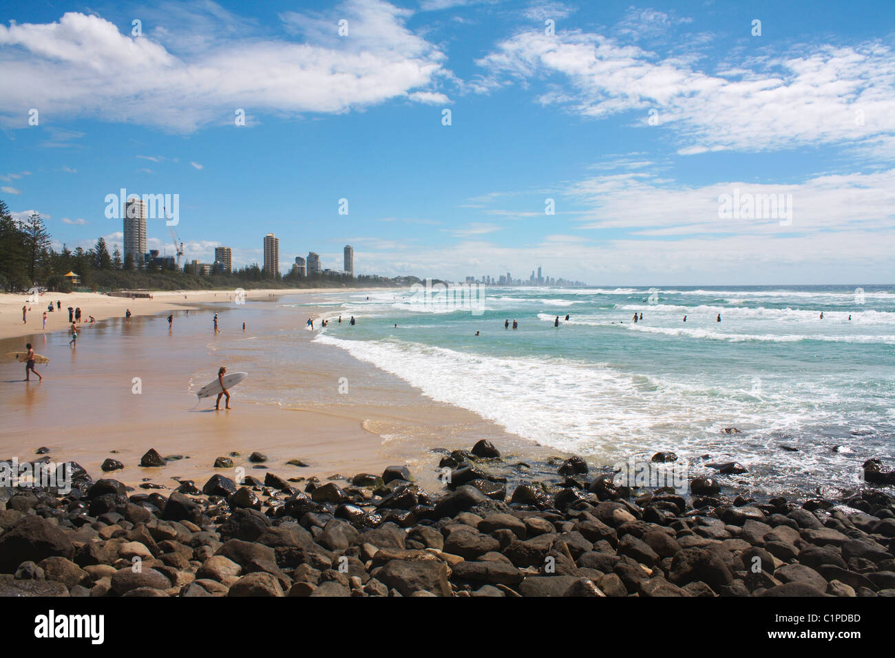 Australia, Burleigh capi, i vacanzieri sulla spiaggia ed in mare Foto Stock