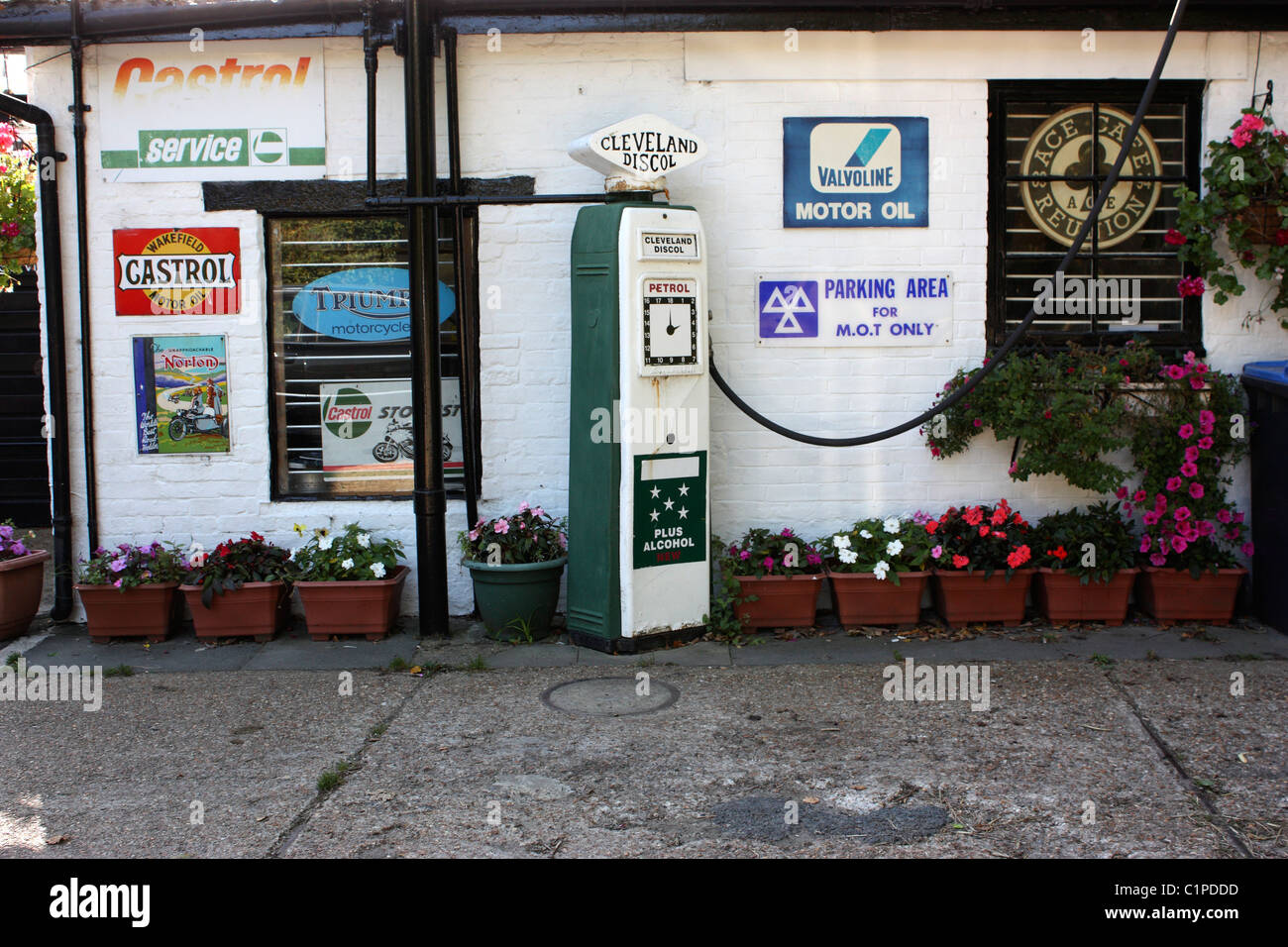 Inghilterra, Sussex, Poynings, vecchio stile pompa del combustibile e la stazione di benzina Foto Stock