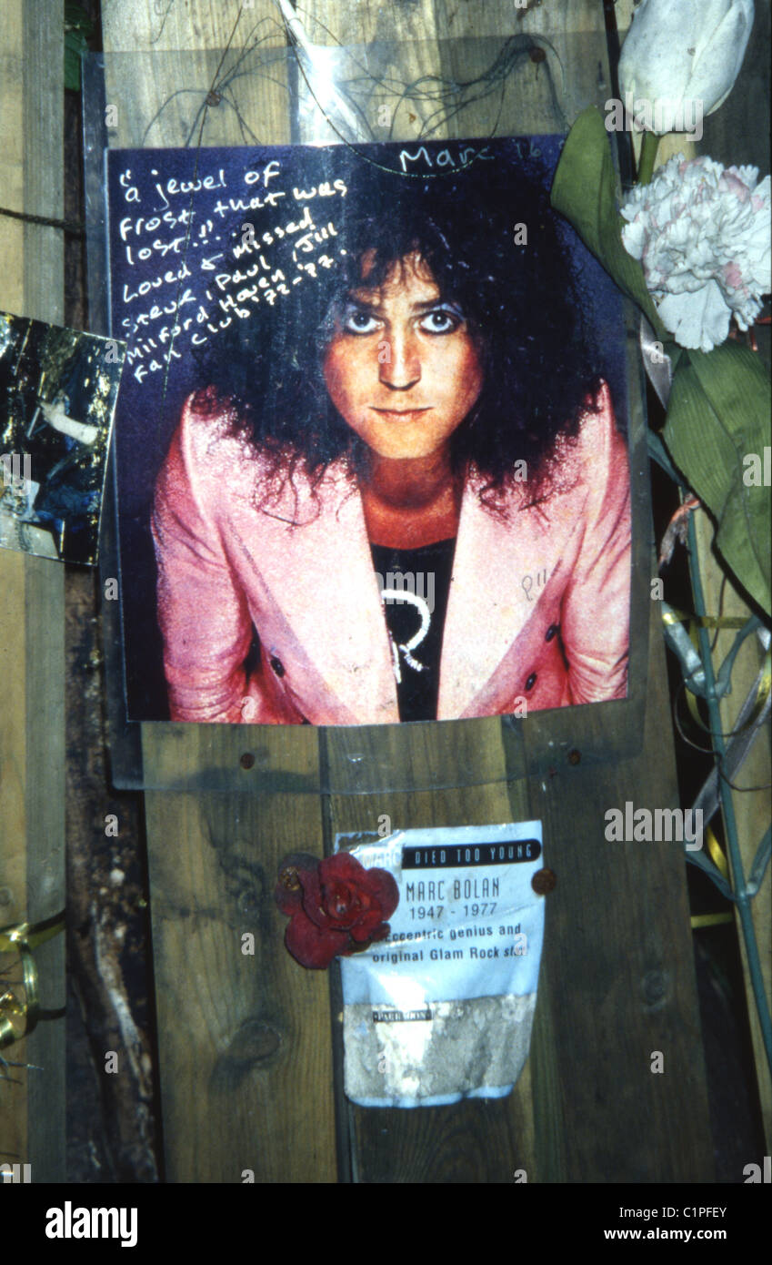 Omaggi a famosi 1970 l'icona del pop, Marc Bolan tragicamente in un incidente automobilistico in Barnes, Londra. Foto Stock