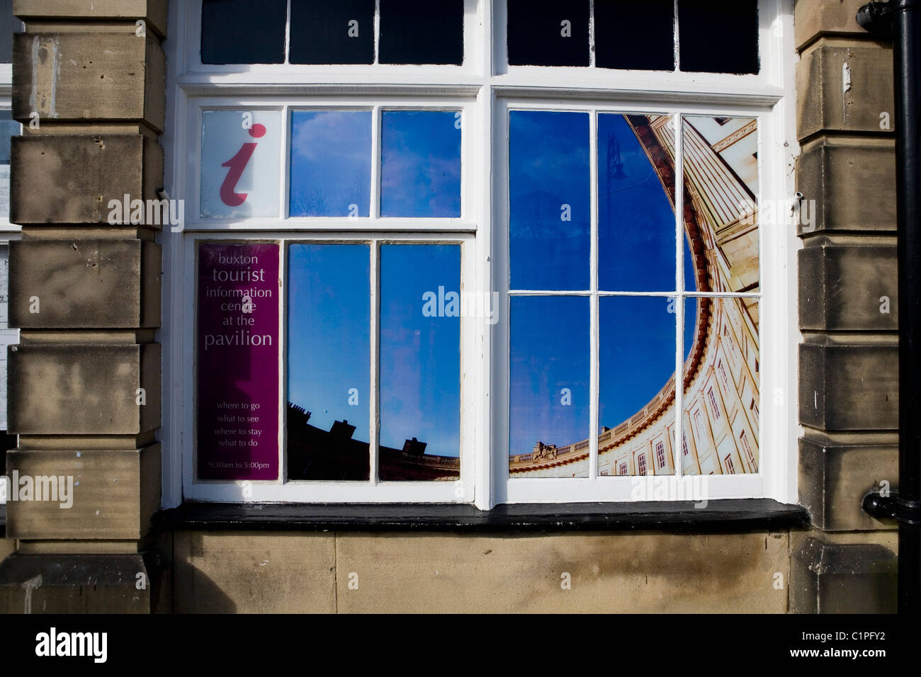 Inghilterra, Derbyshire, Buxton, informazioni turistiche segno nella finestra Foto Stock