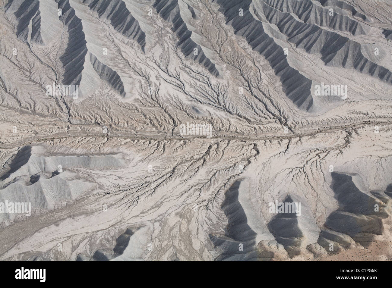 VISTA AEREA. Modello di drenaggio dendritico. I gabbiani di erosione nel Mancos Shale. Caineville, Utah meridionale, Stati Uniti. Foto Stock