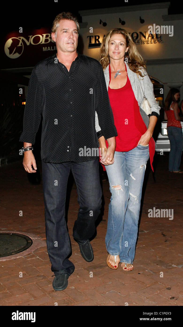Ray Liotta e fidanzata di lasciare il ristorante Nobu in Malibu Los Angeles, California - 10.07.09 /BUDELLA Foto Stock