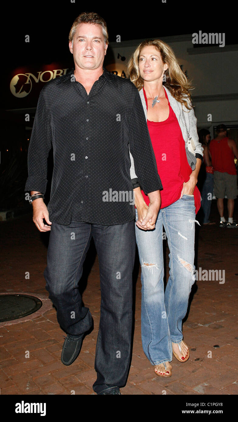 Ray Liotta e fidanzata di lasciare il ristorante Nobu in Malibu Los Angeles, California - 10.07.09 /BUDELLA Foto Stock