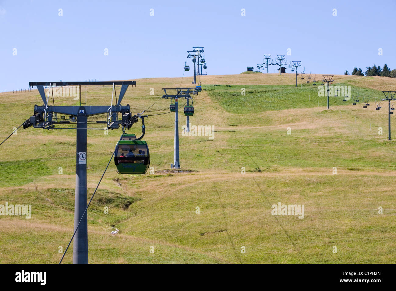 In Germania, in Baviera, Feldberg, impianti di risalita sopra la collina di erba Foto Stock