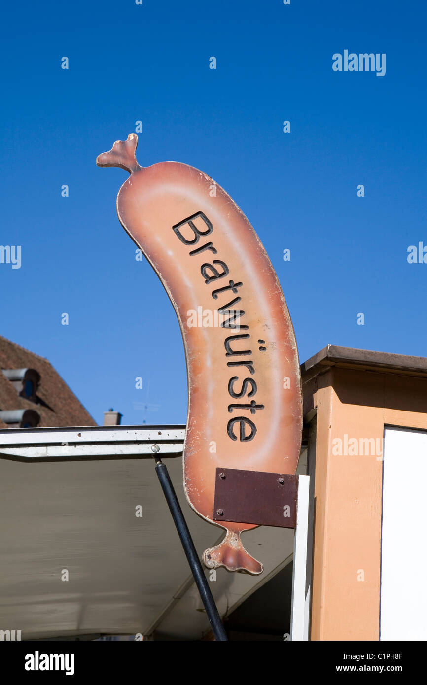 A sud della Germania, il Land della Baviera, Freiburg im Breisgau, segno per Bratwurste salsiccia Foto Stock